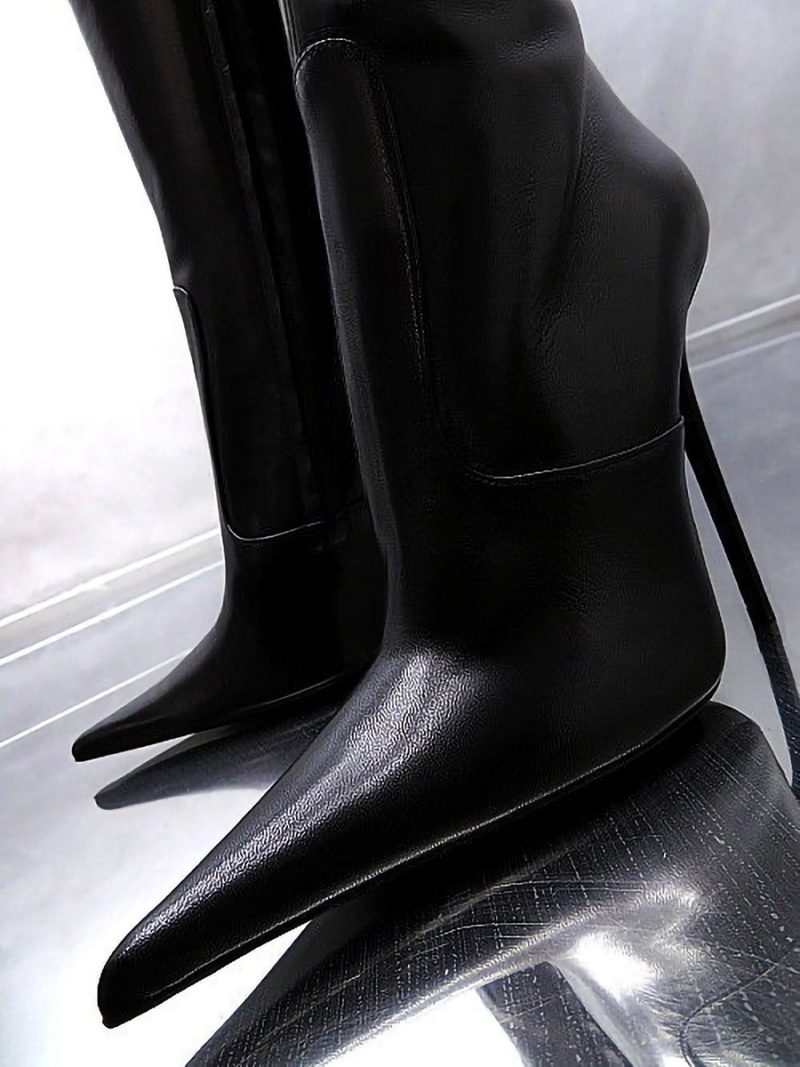 Close-up of the extreme pointy toe and foot of a 1969 Made in Italy black nappa leather LX boot.