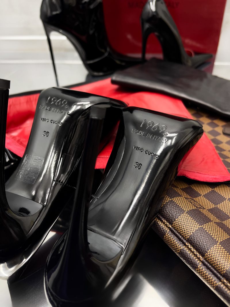 Close-up of 1969 LX E27 black patent pump soles with authentic Vero Cuoio and Made in Italy embossing.